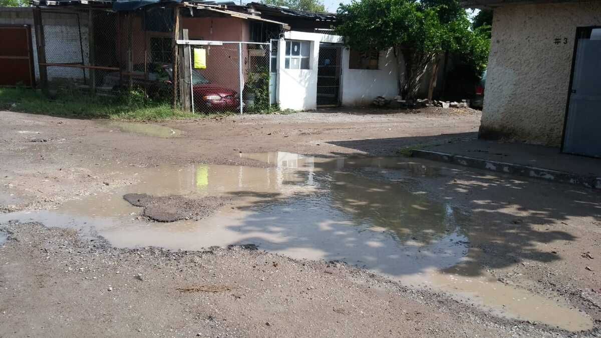 Comerciantes y habitantes del sector se quejan de la falta de pavimentación en las vialidades, así como de las constantes fugas de aguas  negras.