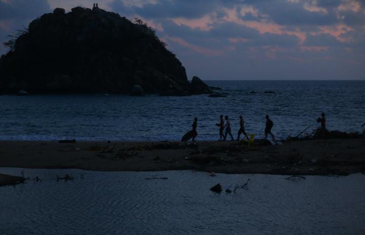 Surfistas regresan a playas de Acapulco. (Foto: Jorge Menendez Perez)