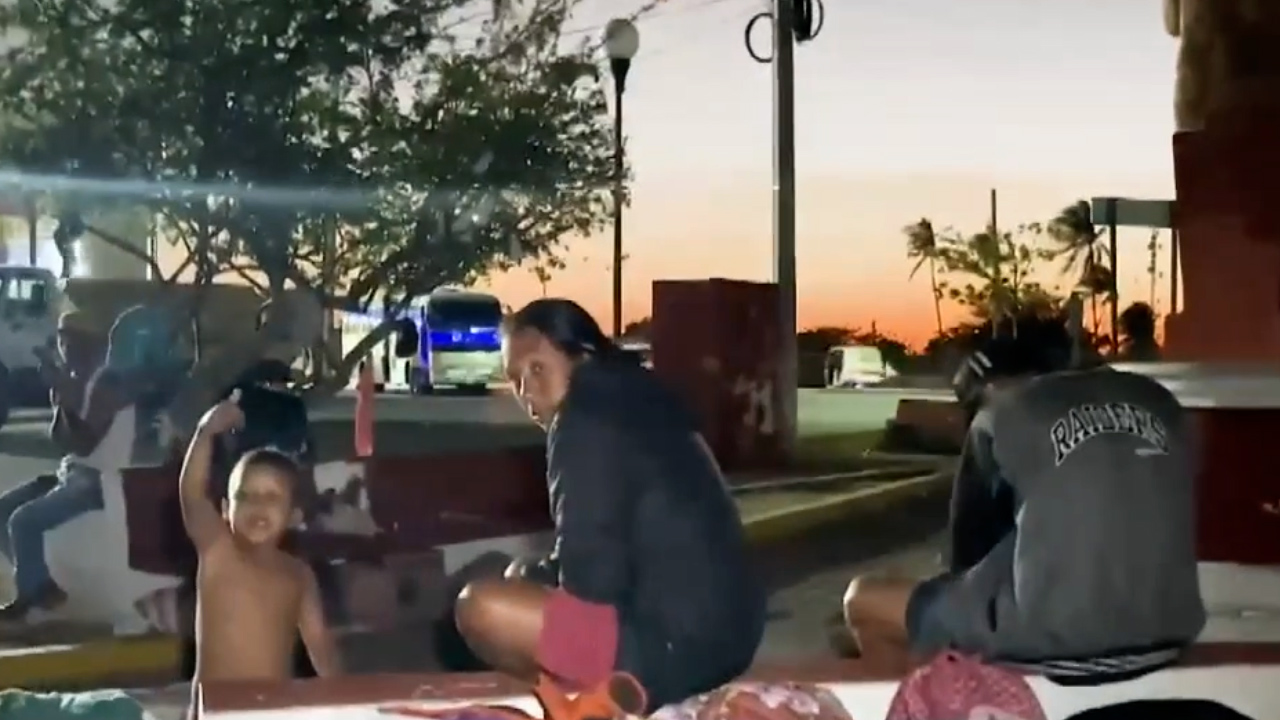 Caravana de 2 mil migrantes descansan en Istmo de Tehuantepec, Oaxaca