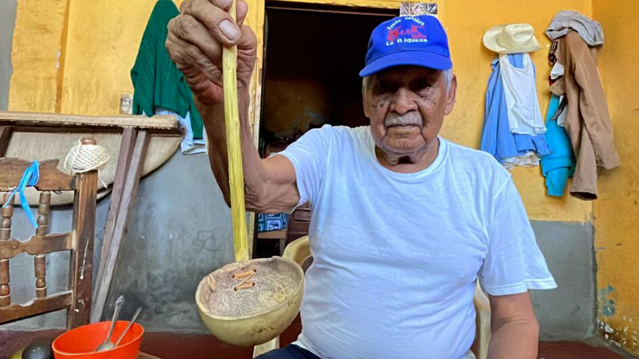 Don Anastacio, el hombre de 87 años que crea cucharones y trompos de madera en Oaxaca