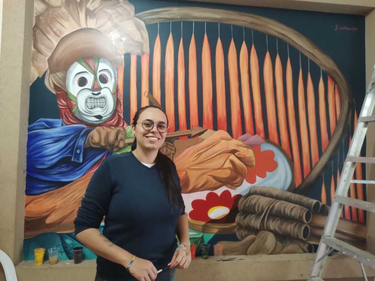 Lizeth Tatiana Ricardo Ospina, muralista colombiana, quien realizó una pieza en Jaltocán. (Wendy Salazar)