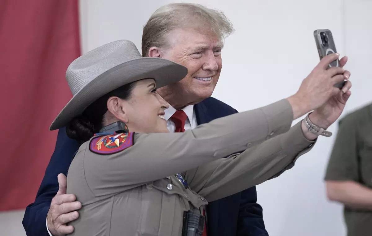 Trump junto a polícia estatal de Texas (AP)