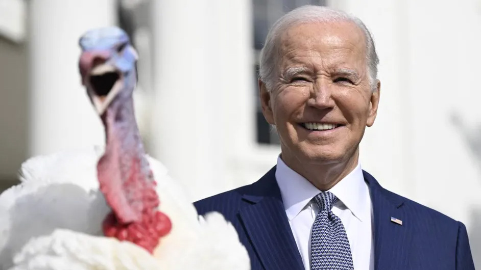 Biden celebra su cumpleaños e indulta a dos pavos en el día de acción en gracias
