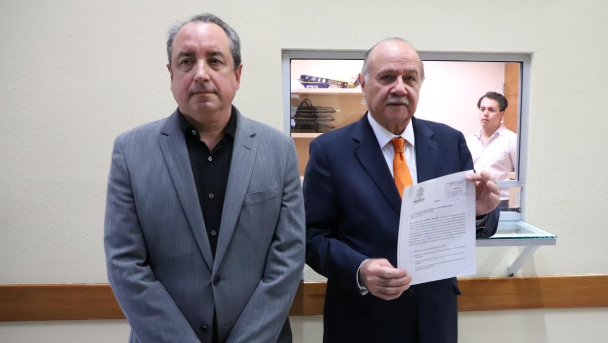 Carlos Garza Ibarra, tesorero de Nuevo León y Javier Navarro, encargado de despacho | Jorge López