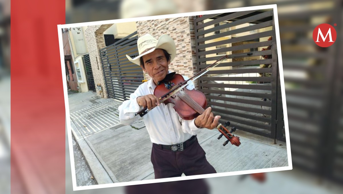 Don Nasario, junto a su violín, regala serenatas en calles de Tampico