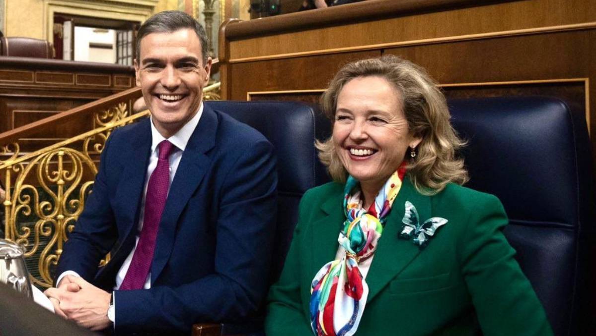 Pedro Sánchez y la vicepresidenta y ministra de Economía, Nadia Calviño. | Especial