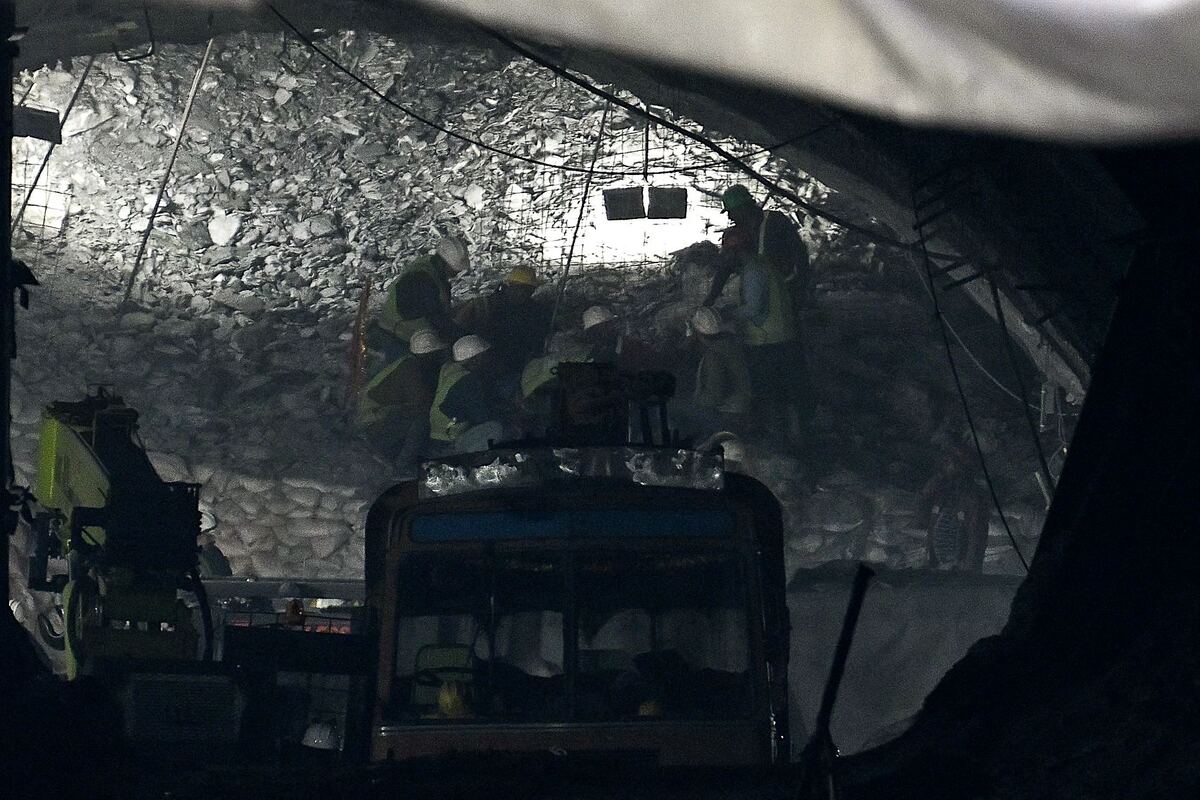 La cámara endoscópica fue colocada por una fina tubería en la que se les suministra oxígeno, comida y agua. | AFP