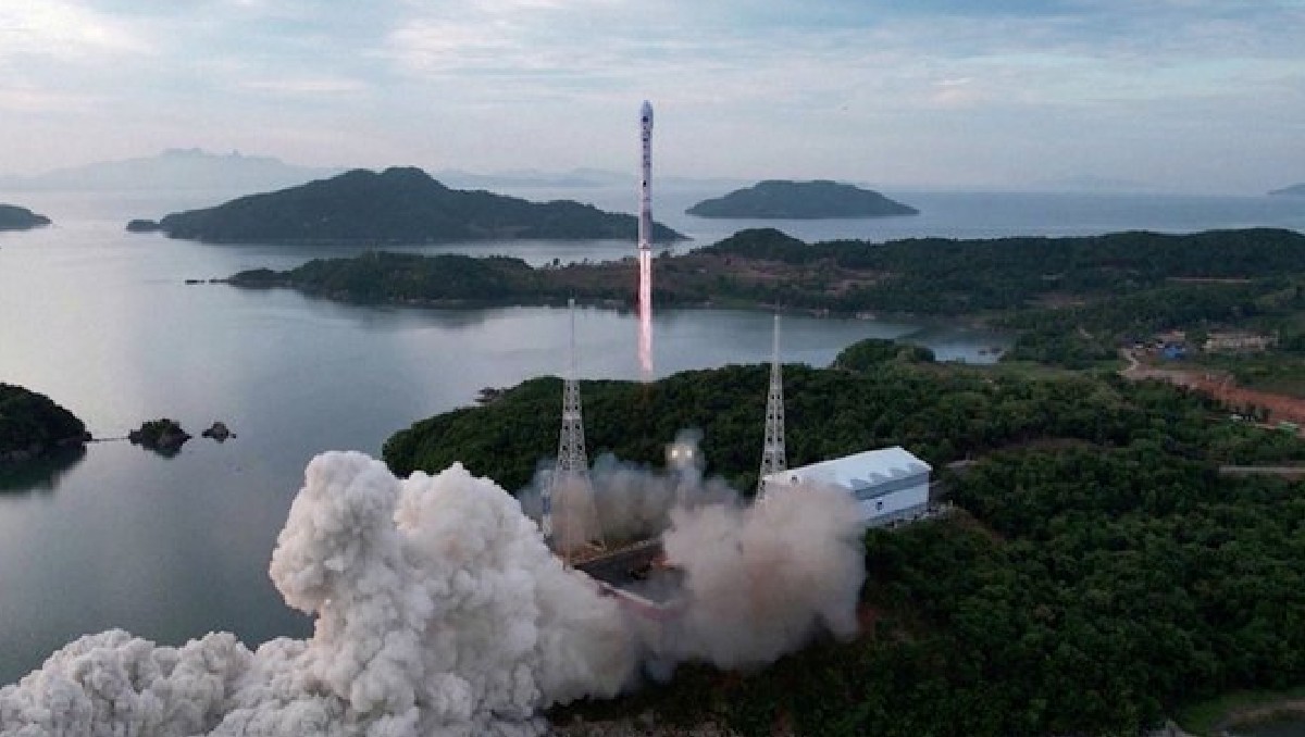 El ejercito surcoreano comunica que Corea del Norte ha lanzado un satélite espía hacía el sur/ Political_Room