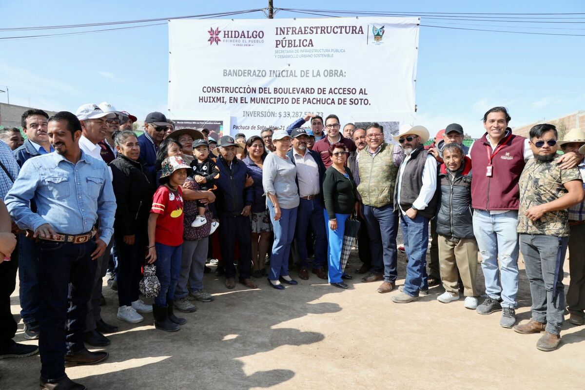 Jorge Reyes, subsecretario de Infraestructura, con habitantes del Huixmí en Pachuca. (Cortesía)