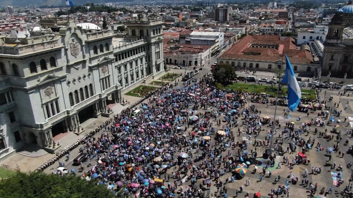 Miles de indígenas marchan para exigir la renuncia de la fiscal, Consuelo Porras en Guatemala | EFE