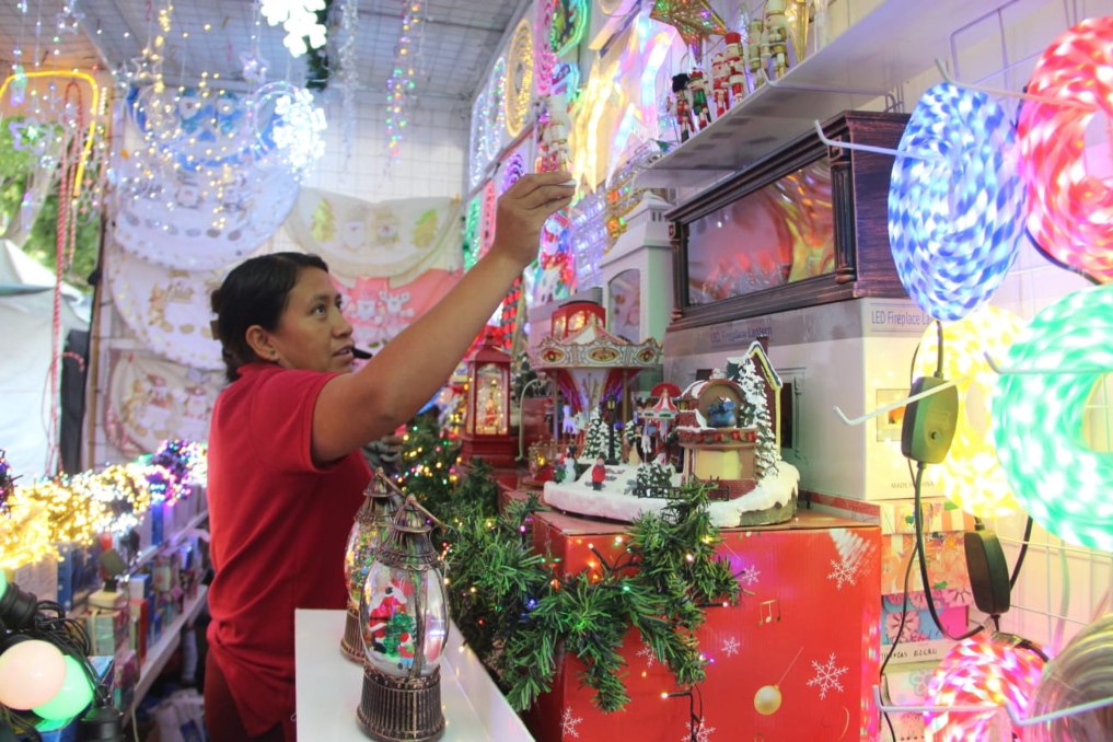Navidad en Puebla. Familias compran artículos para época decembrina | Melanie Torres
