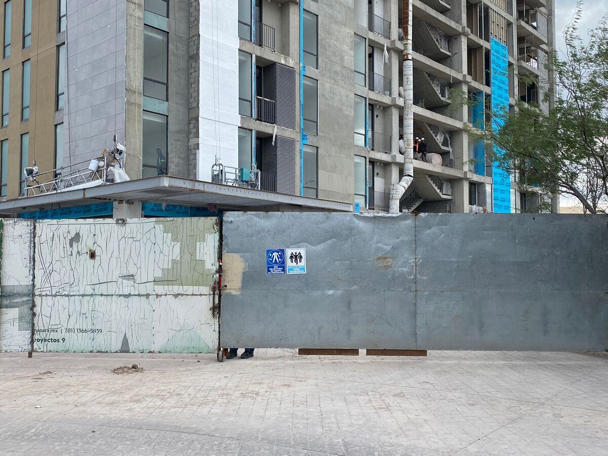 una plaza comercial ubicada sobre el Periférico Raúl López Sánchez. (Especial)