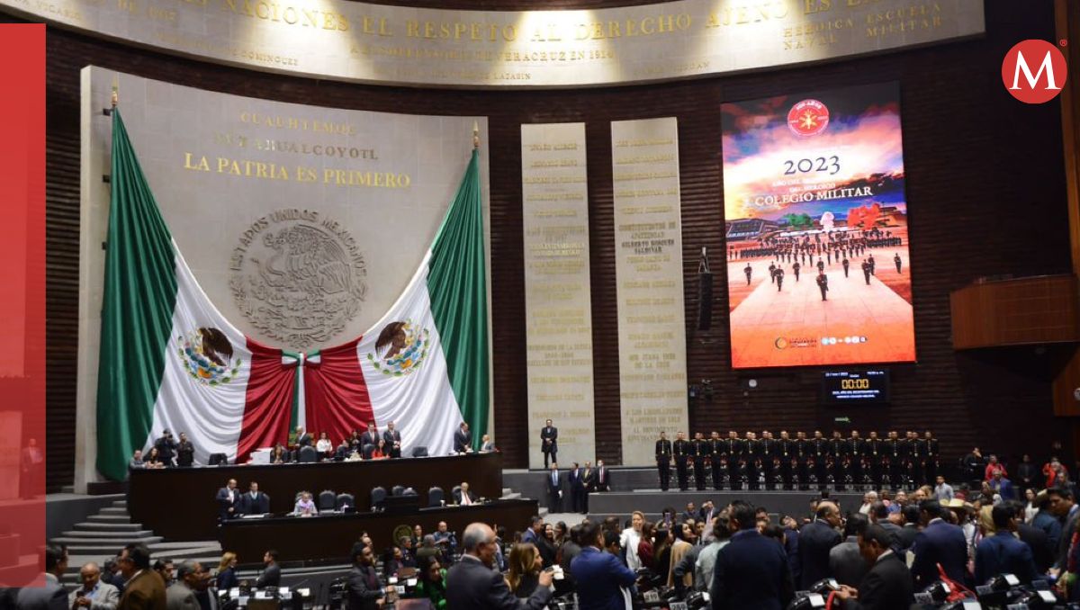 En la ceremonia se inscribó con letras de oro una leyenda sobre el colegio en el Muro de Honor. | @SoniaMendozaSLP