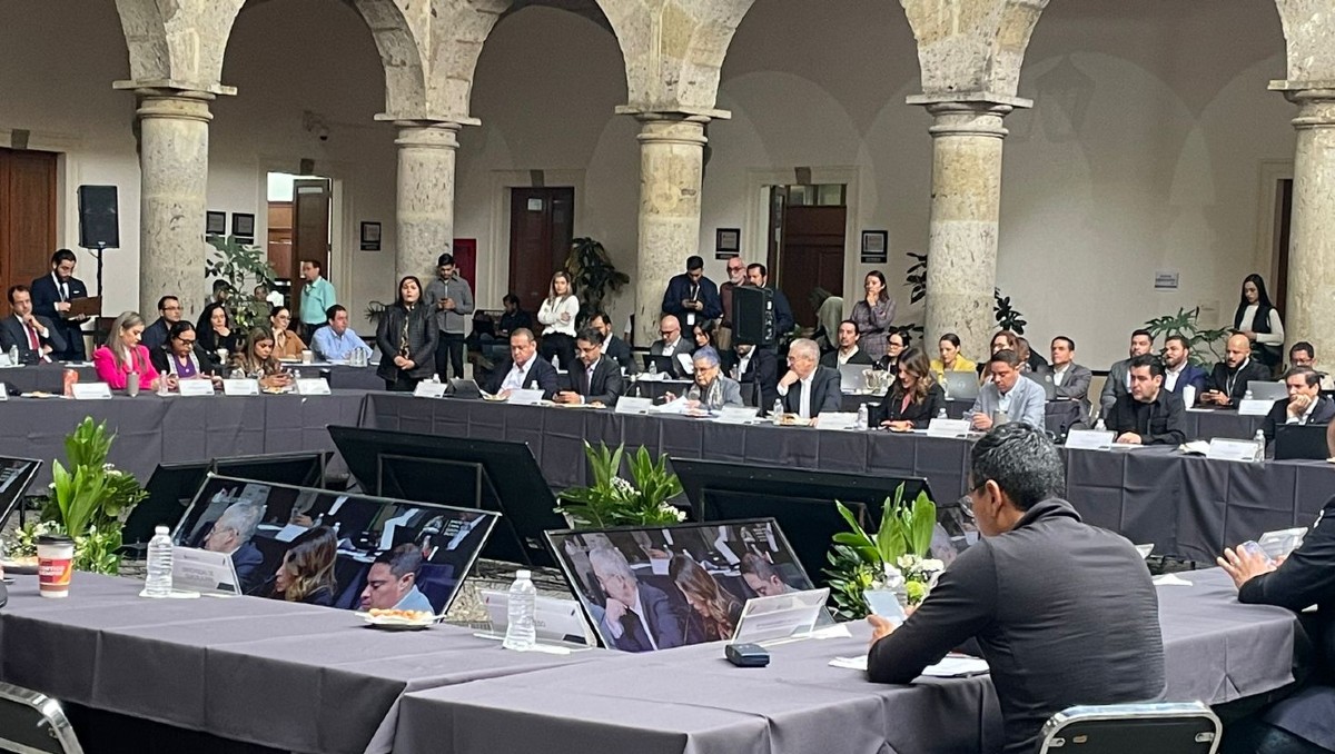 Diputados y funcionarios acuden al Congreso de Jalisco para glosa del quinto informe (Roberto Hurtado)