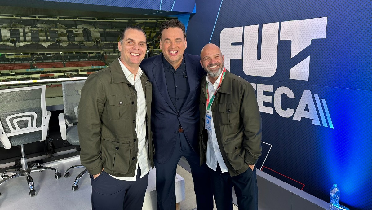 El Dr. García aprovechó el duelo de México vs Honduras para reencontrarse con Faitelson y tomarse una foto (X @GarciaPosti)