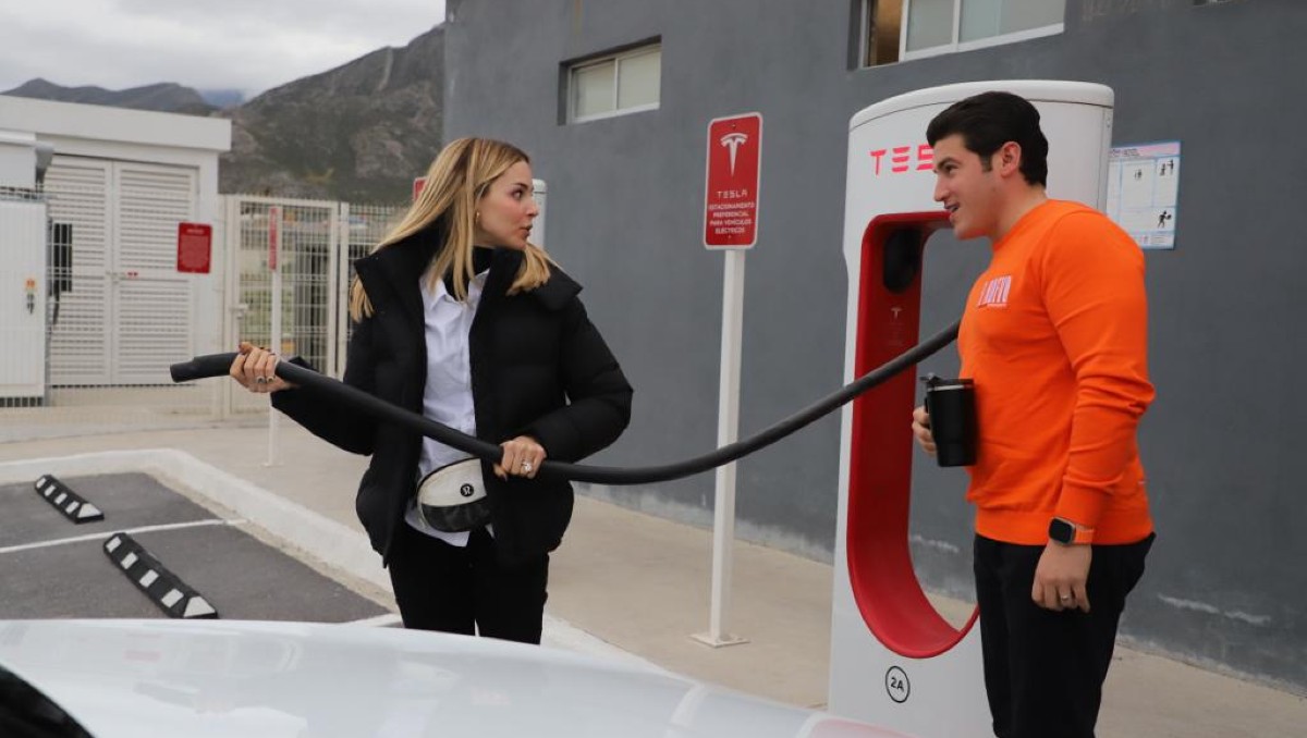 El gobernador de Nuevo León, Samuel García Sepúlveda, realiza su precampaña presidencial a bordo de Tesla.Foto: Roberto Alanís