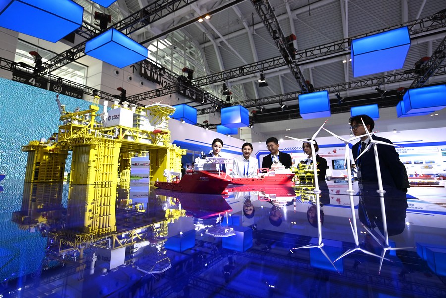 Un grupo de personas visita la Exposición Internacional de la Industria Naviera de Tianjin 2023, el 16 de noviembre de 2023 (Xinhua/ Zhao Zishuo).