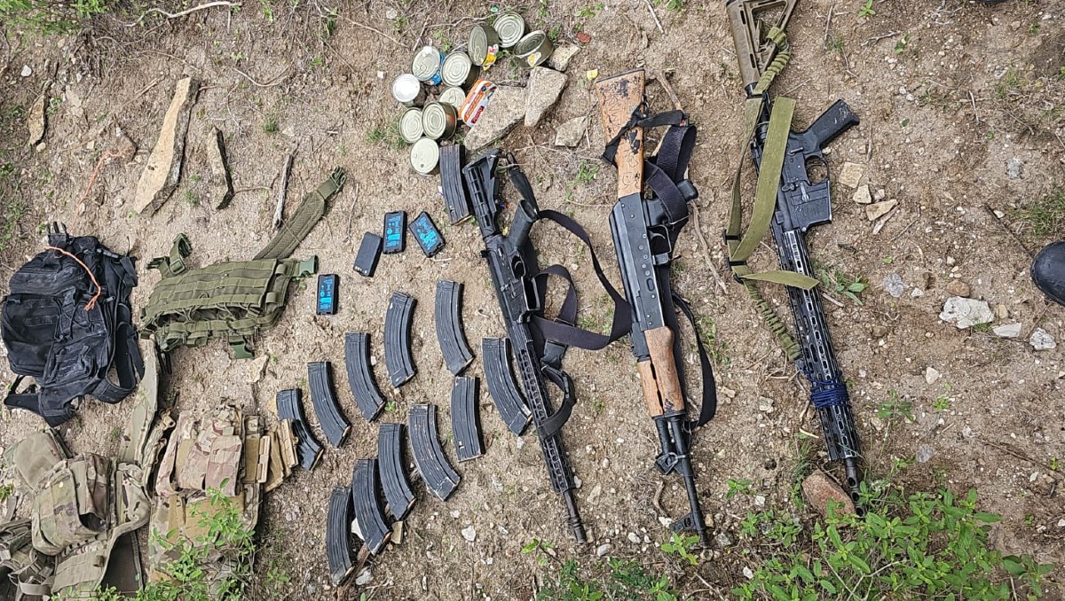 Además, se logró el decomiso de siete armas largas, 12 cargadores y chalecos tácticos.  Foto: Especial