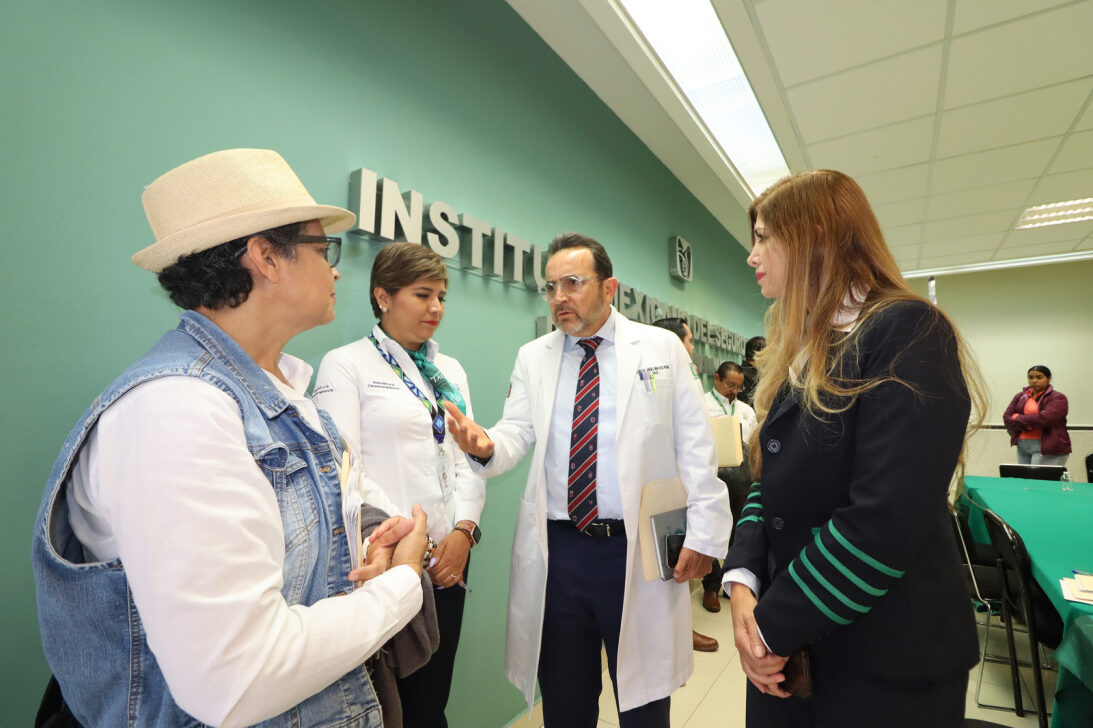 Autoridades del IMSS se reúnen con pacientes oncológicos. (Especial)