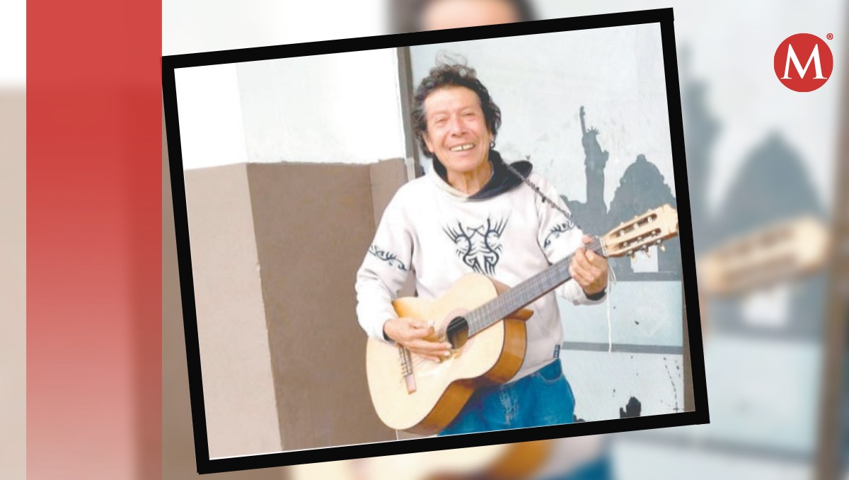 Juan toca su guitarra desde hace quince años en las calles de Tampico