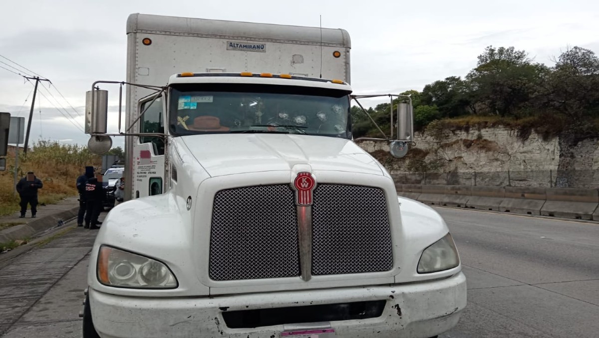 Tractocamión baleado en la México-Querétaro.