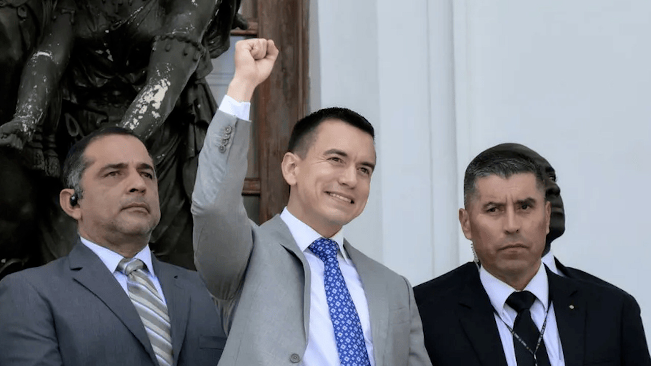 Daniel Noboa asume presidencia de Ecuador, asegura que reducirá la violencia