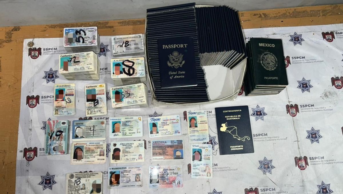 Documentos de extranjeros decomisados en Baja California para tráfico de personas | Especial.