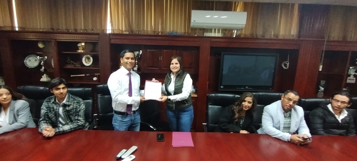 Eeste viernes en la sala de juntas de la Dirección fue entregado el nombramiento para el nuevo presidente del CESA  del ITS.