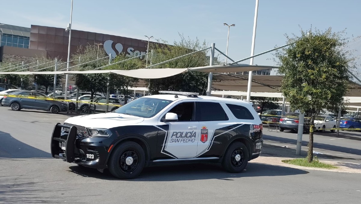 Investigan presunto secuestro de hombre en estacionamiento de plaza comercial en San Pedro