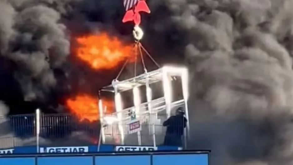 Rescatan a trabajador de un edificio en llamas en Reino Unido