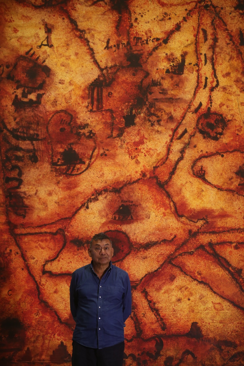 Sergio Hernández frente a su obra en el Colegio de San Ildefonso. (Foto: Javier Ríos | MILENIO)
