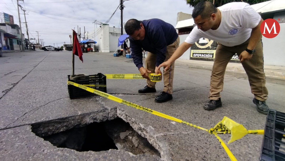 Socavón en la zona norte de Tampico. (Sergio Sánchez)
