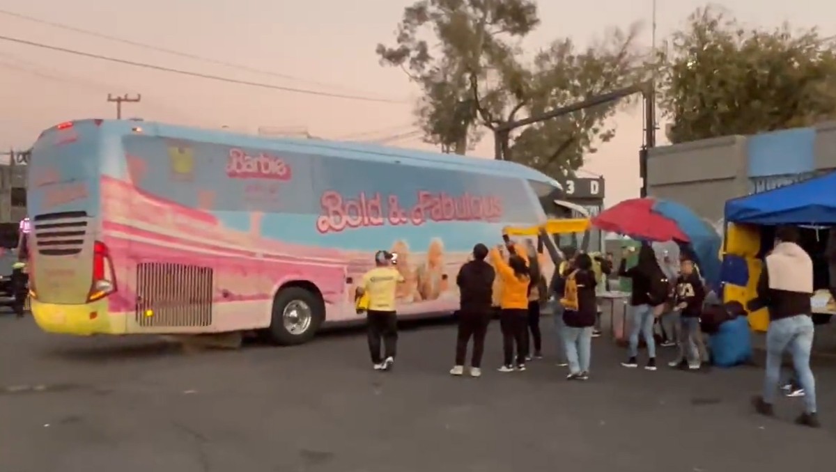 Tigres femenil abordo de su autobús personalizado de Barbie (Rafael García)