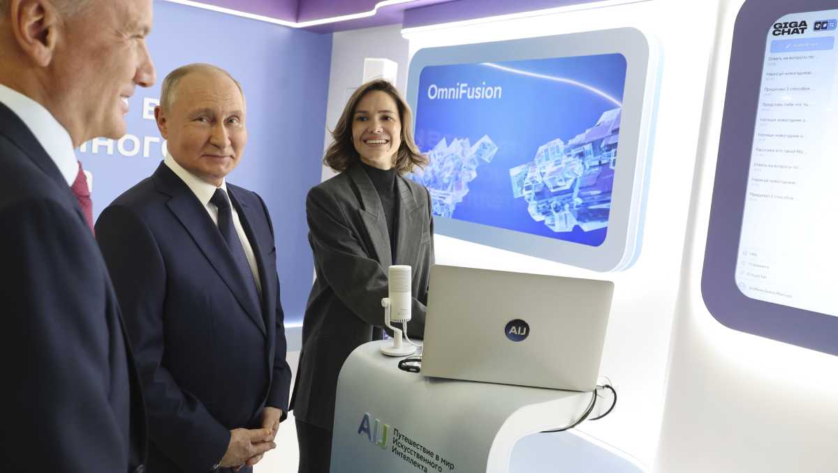 Vladimir Putin visita una exposición de inteligencia artificial de AI Journey el 24 de noviembre de 2023 en Moscú, Rusia. | AP