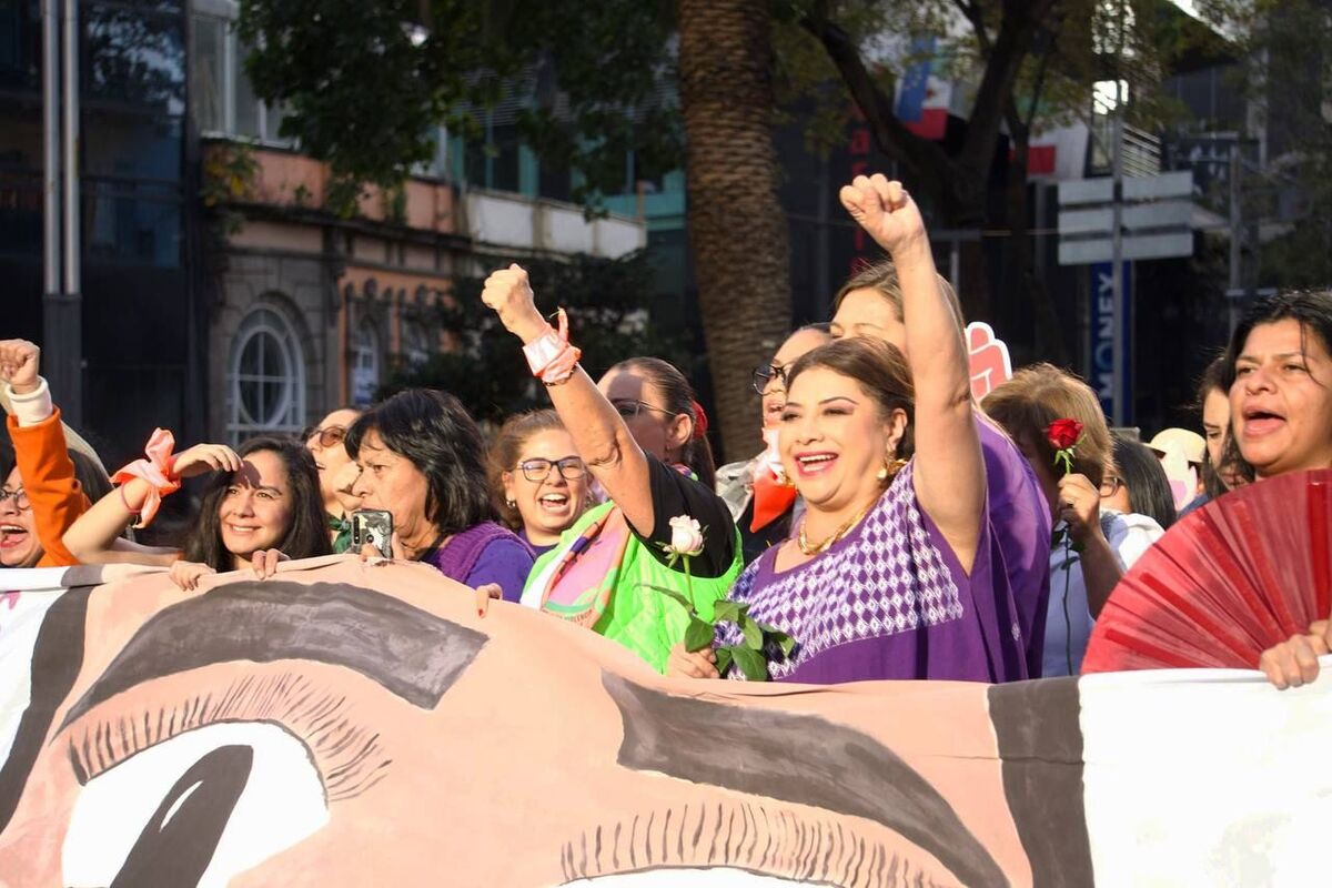 Clara Brugada participa en marcha del 25N.