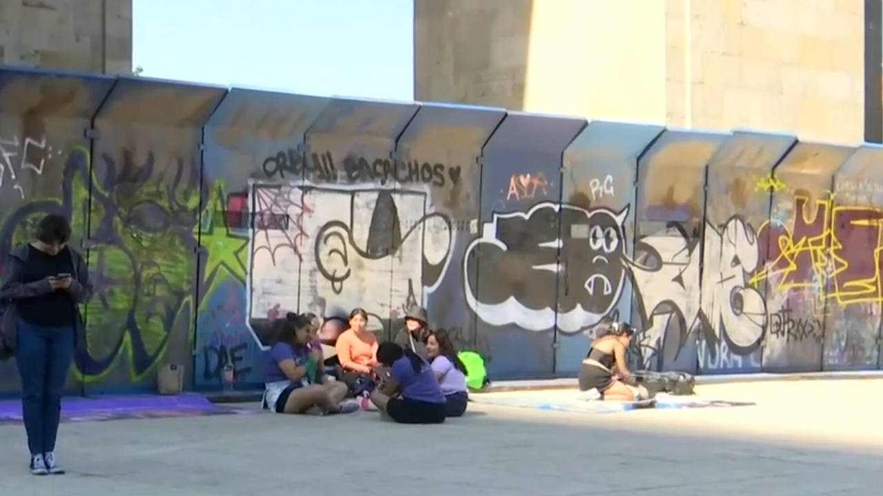 Colectivos feministas llegan al Monumento a la Revolución para marchas del 25N