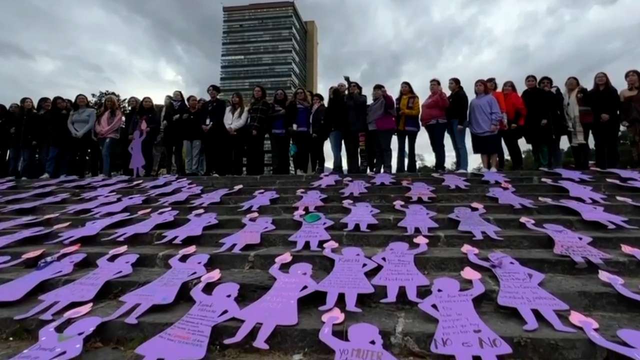 En CU, mujeres adoptan siluetas de víctimas en conmemoración del 25N