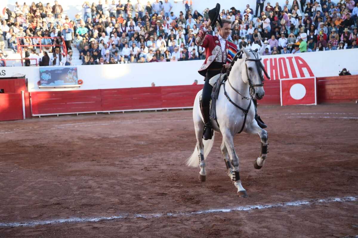 Se tuvo extraordinaria entrada en la llamada 'Plaza del Romance', para presenciar la última presentación del navarro en suelo lagunero. (Martín Piña)