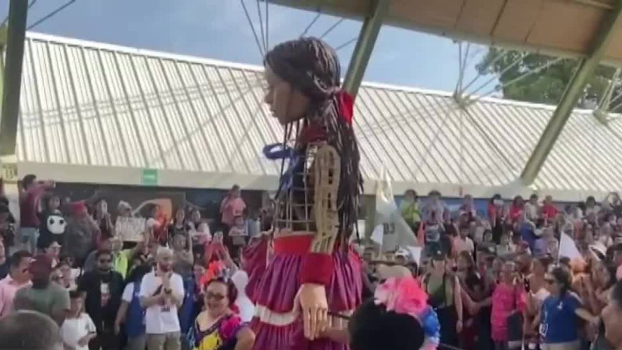 La marioneta Amal llega con un mensaje de paz y esperanza a las calles de Tapachula, Chiapas