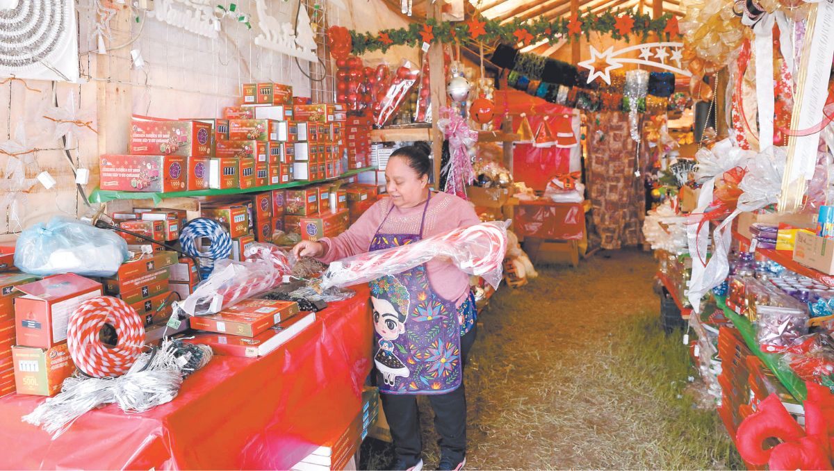 Orfelinda Valdez desde hace 30 años, ofrece sus productos en el mismo lugar. Raúl Palacios