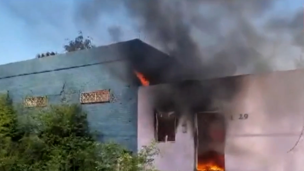 Hombre arriesga su vida para salvar a niños de un incendio en Monterrey, NL