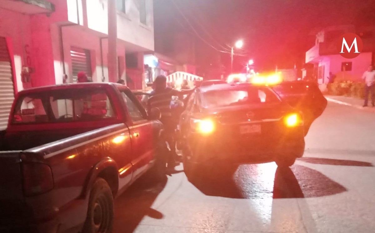 Hombre muere al volante de aparente infarto, se impactó contra camioneta