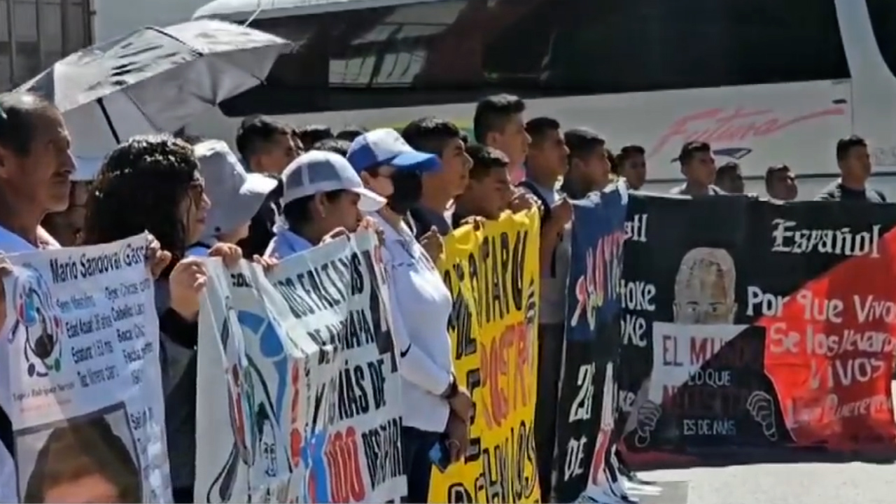 Normalistas realizan mitin en Guerrero por los 43 estudiantes de Ayotzinapa
