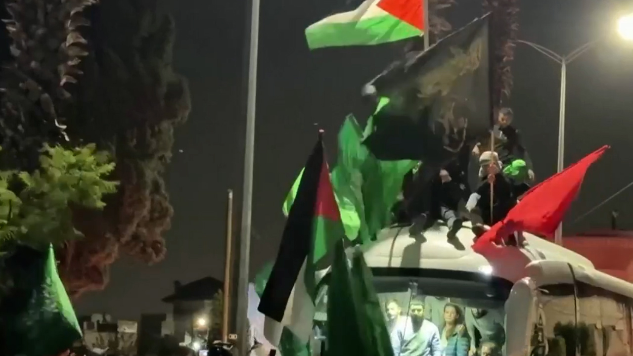 Palestinos celebran llegada de prisioneros liberados por Israel