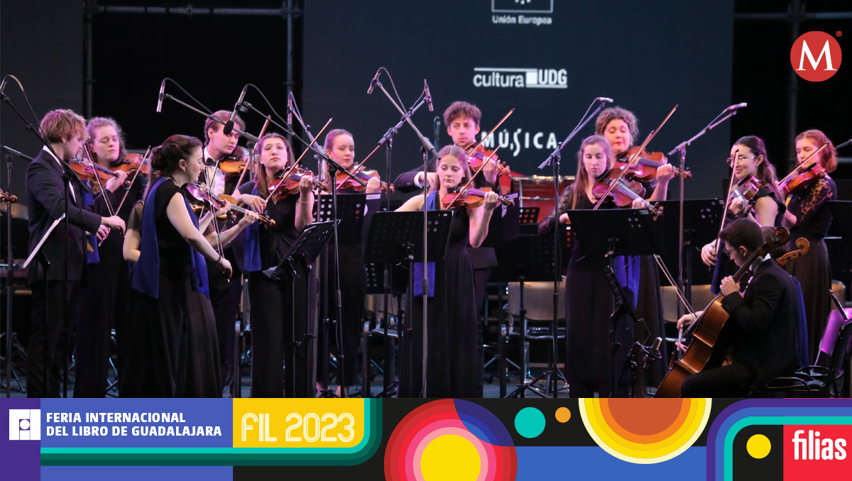 La sección de cuerdas de la EUYO en el escenario del Foro FIL (Fot: Ariel Ojeda)