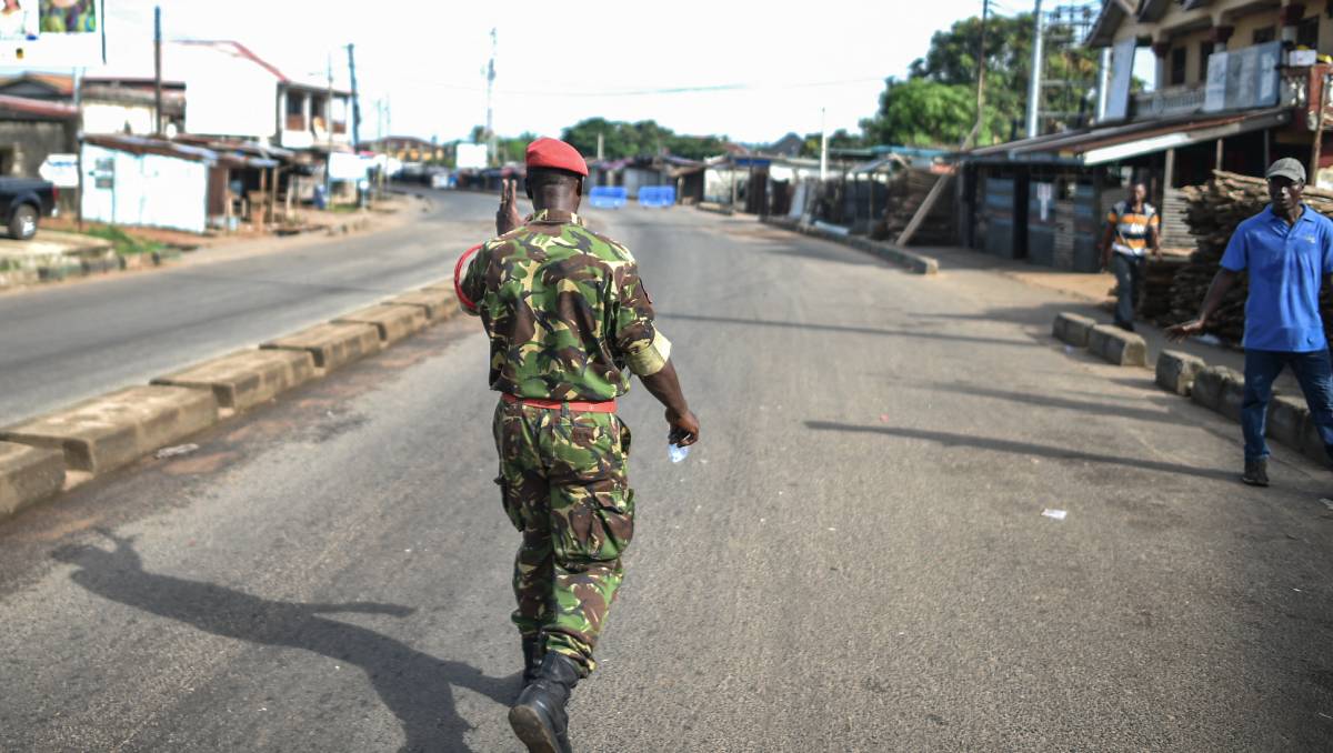Soldados patrullan las calles de Freetown, en Sierra Leona | AFP