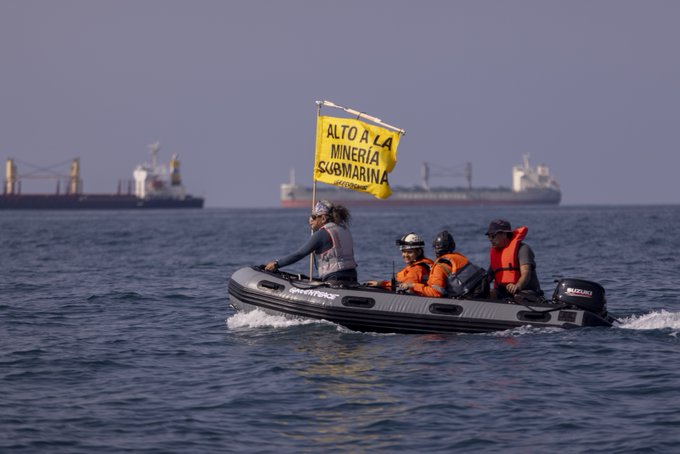 Ambientalistas abordan un barco de minería submarina entre Hawái y México. | Foto: Especial