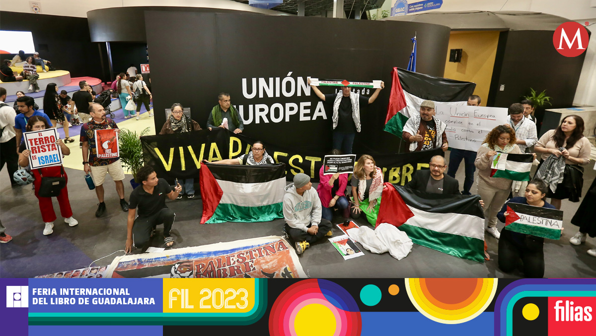 Un colectivo protestó en solidaridad en los pasillos de la Expo Guadalajara. (Foto: Ariel Ojeda)