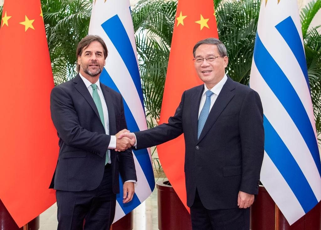 Luis Alberto Lacalle Pou, presidente de Uruguay con Li Qiang, primer ministro de China, en el Gran Palacio del Pueblo en Beijing, China. (Xinhua)