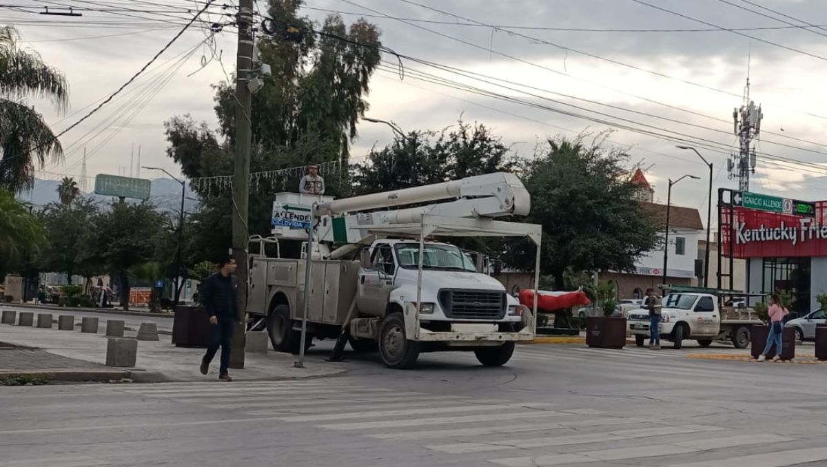 La tarde de este lunes, con apoyo de Tránsito y Vialidad, se cerraron algunas calles de manera intermitente para la instalación de la iluminación.